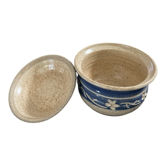 Linda Martin Pottery. Small blue and cream casserole dish with cover signed - Picture 2 of 9